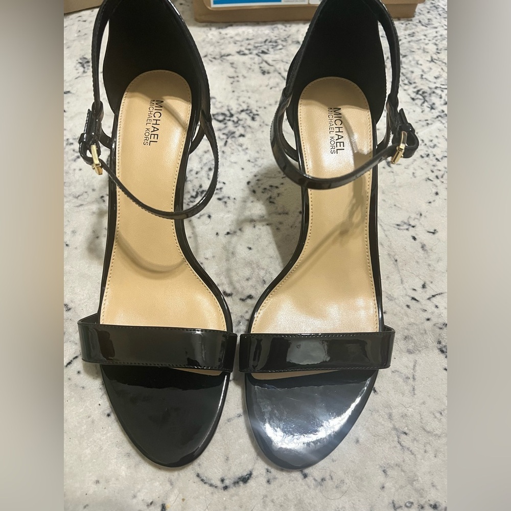 NEW women’s Michael Kors Simone Mid Sandals patent shiny leather- Black US 10M